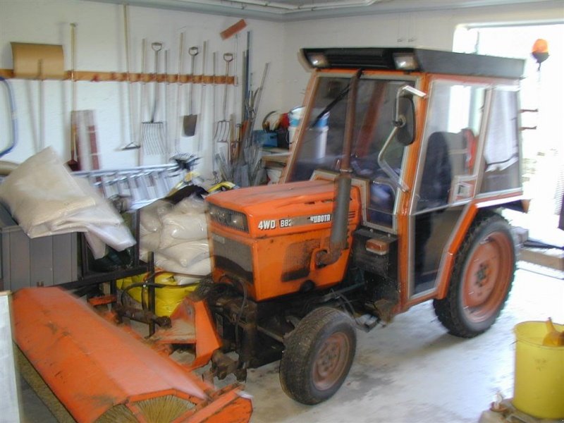 Kubota B8200 HST 4wd med græsdæk Equipment carrier - technikboerse.com