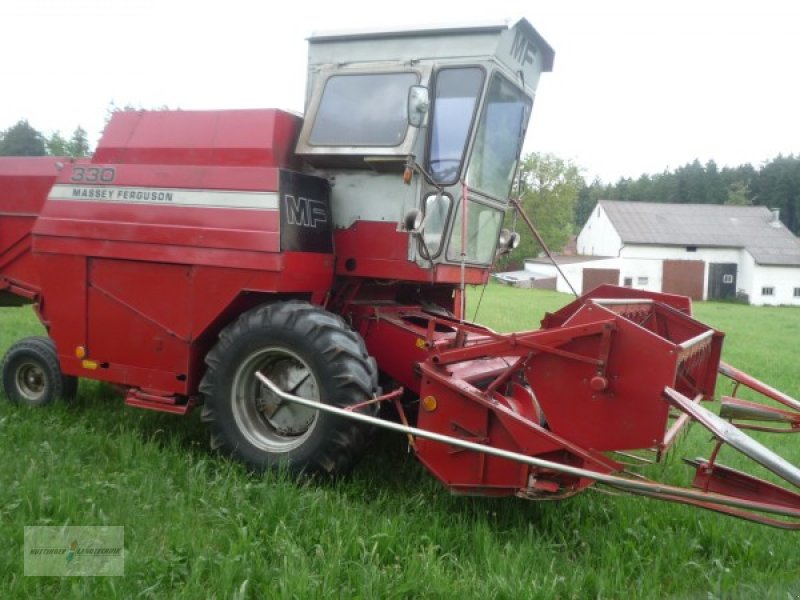 Massey Ferguson 330 Combine Harvester - Technikboerse.com