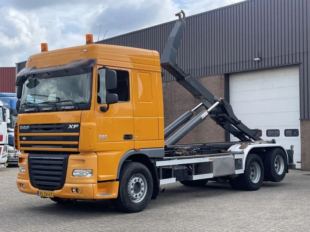 Abrollcontainer typu DAF XF 105 - 460 / Manual / Hooklift Haaksysteem Leebur / Euro5 / 6x, Gebrauchtmaschine v Ammerzoden (Obrázok 1)