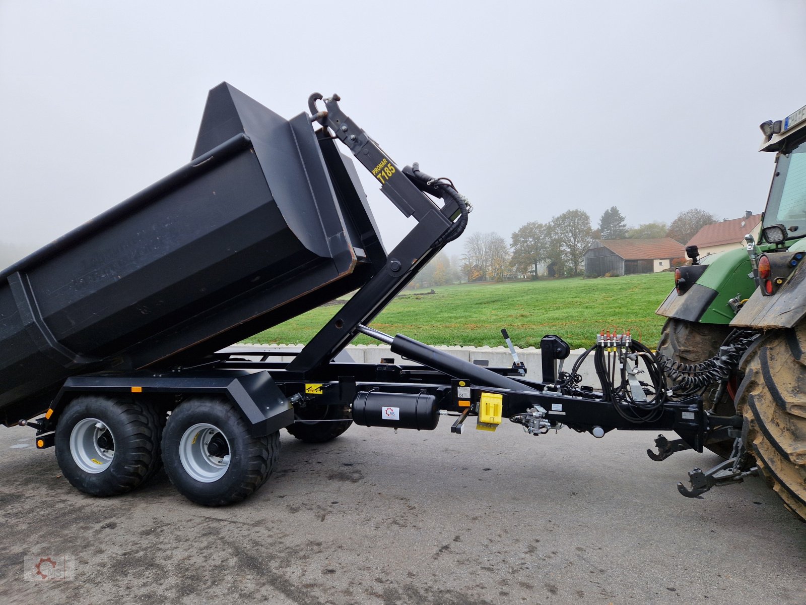 Abrollcontainer des Typs PRONAR T 185 Hakenliftanhänger Tandem Druckluft zusätzliche Hydraulikanschlüsse Hydraulische Verriegelung, Gebrauchtmaschine in Tiefenbach (Bild 19)