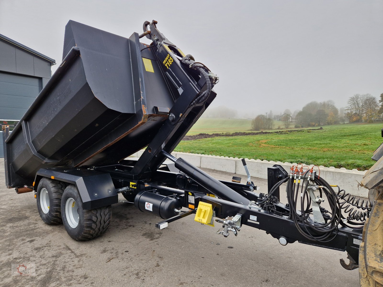 Abrollcontainer des Typs PRONAR T 185 Hakenliftanhänger Tandem Druckluft zusätzliche Hydraulikanschlüsse Hydraulische Verriegelung, Gebrauchtmaschine in Tiefenbach (Bild 21)