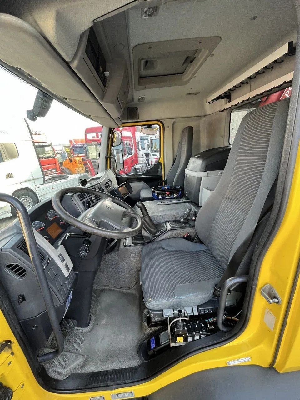 Abrollcontainer des Typs Volvo FE 240 / HMF Z-Crane / Radio remote / Hooklift Haakarm / Only 20, Gebrauchtmaschine in Ammerzoden (Bild 9)