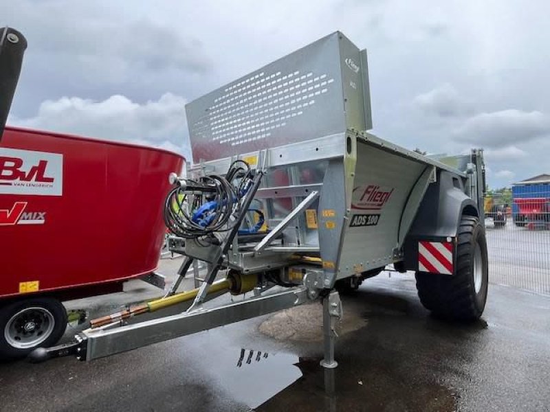 Abschiebewagen of the type Fliegl ADS 100 ABSCHIEBEDUNGSTREUER, Neumaschine in Cham