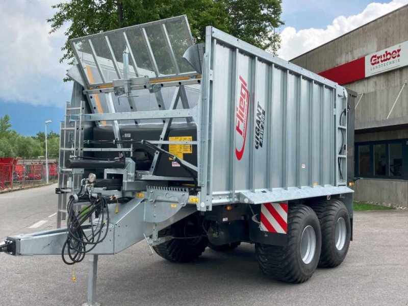 Abschiebewagen des Typs Fliegl ASW 256 Compact Fox, Neumaschine in Ampfing