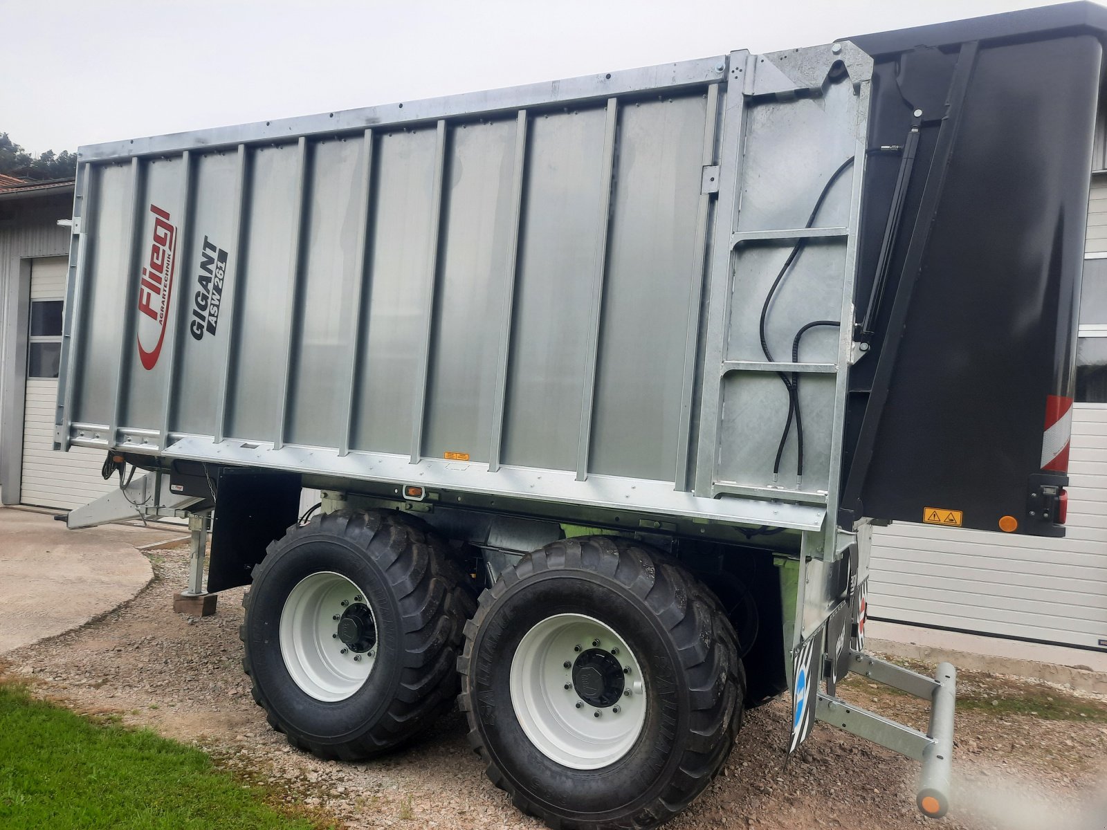 Abschiebewagen des Typs Fliegl ASW 261 Fox, Neumaschine in Cham (Bild 3)