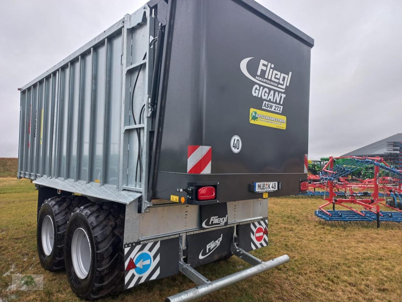 Abschiebewagen van het type Fliegl ASW 271 Fox, Neumaschine in Steinwiesen (Foto 3)