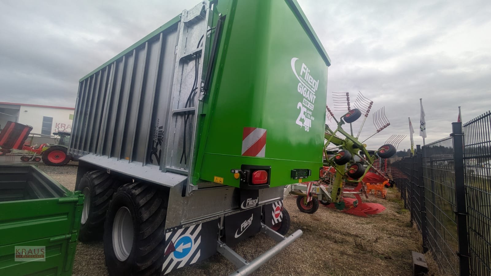 Abschiebewagen des Typs Fliegl ASW 271 Gigant  Aktionsmodel Verstärkte Achsen, Neumaschine in Geiersthal (Bild 4)