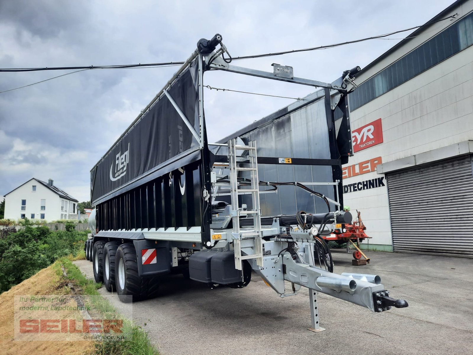 Abschiebewagen of the type Fliegl ASW 3101 TAURUS FOX 55m³, Neumaschine in Ansbach (Picture 1)