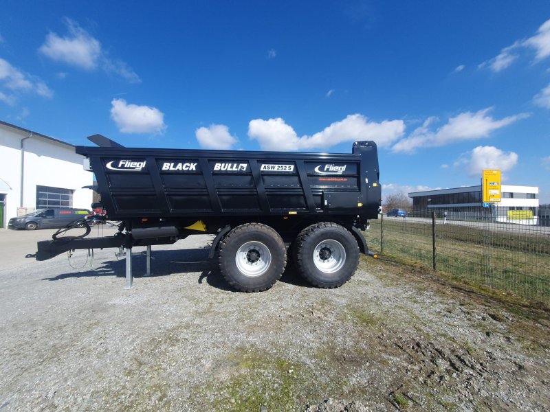 Abschiebewagen van het type Fliegl Black Bull 252 ASW, Neumaschine in Zenting (Foto 1)