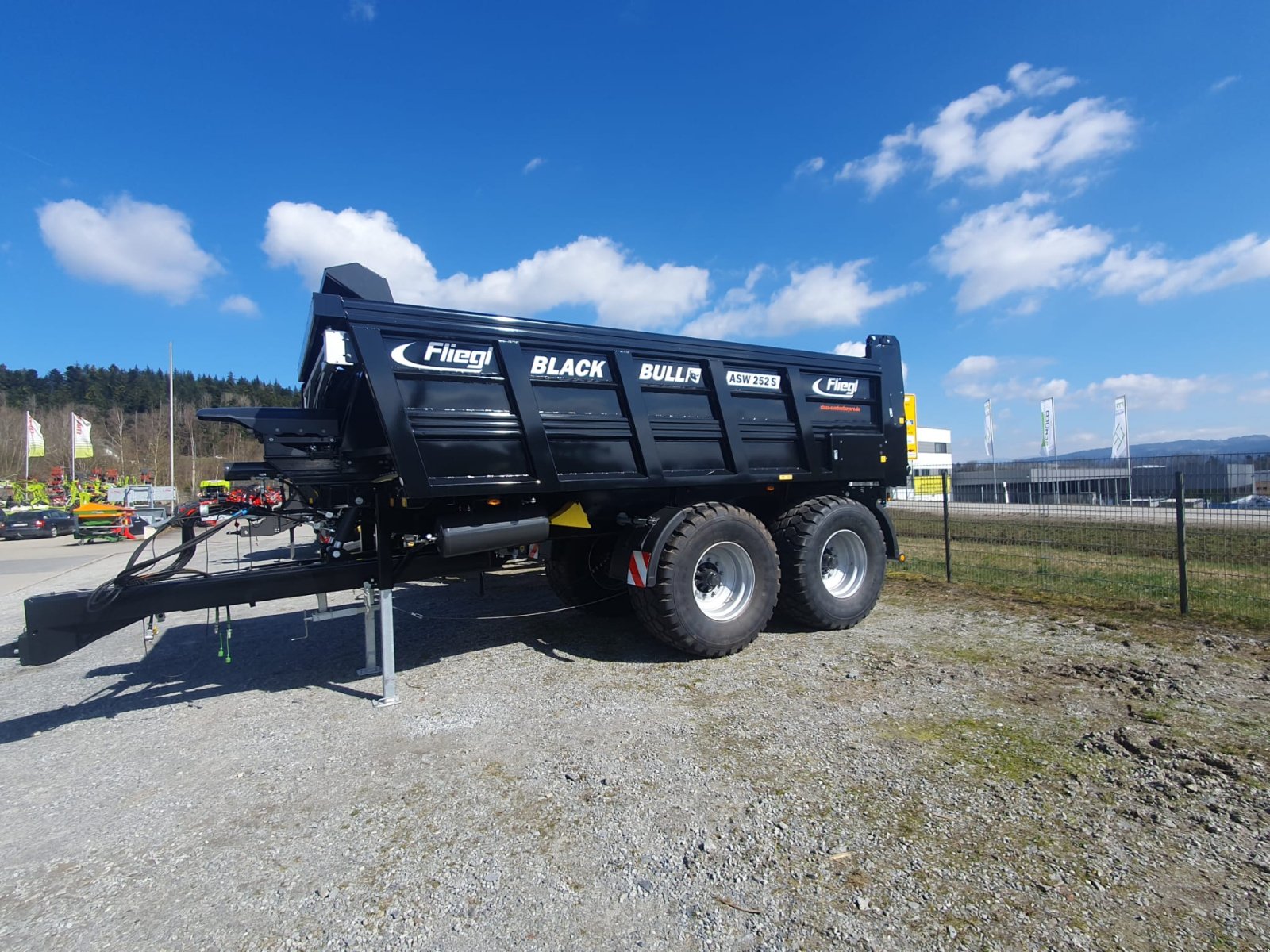 Abschiebewagen des Typs Fliegl Black Bull 252 ASW, Neumaschine in Zenting (Bild 2)