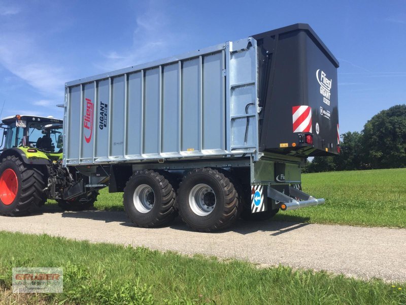 Abschiebewagen van het type Fliegl Gigant ASW 261 Compact FOX - eingesetzte Maschine, Neumaschine in Dorfen (Foto 1)