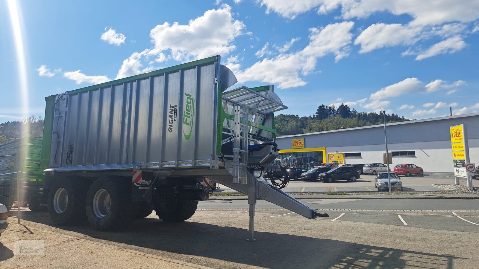 Abschiebewagen van het type Fliegl Gigant ASW 271 C, Neumaschine in Bad Kötzting (Foto 1)