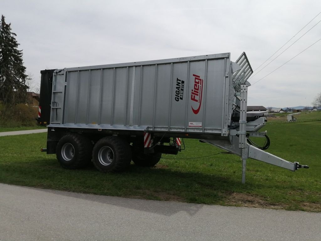 Abschiebewagen of the type Fliegl Gigant ASW 271 Compact FOX, Neumaschine in Grünbach (Picture 1)