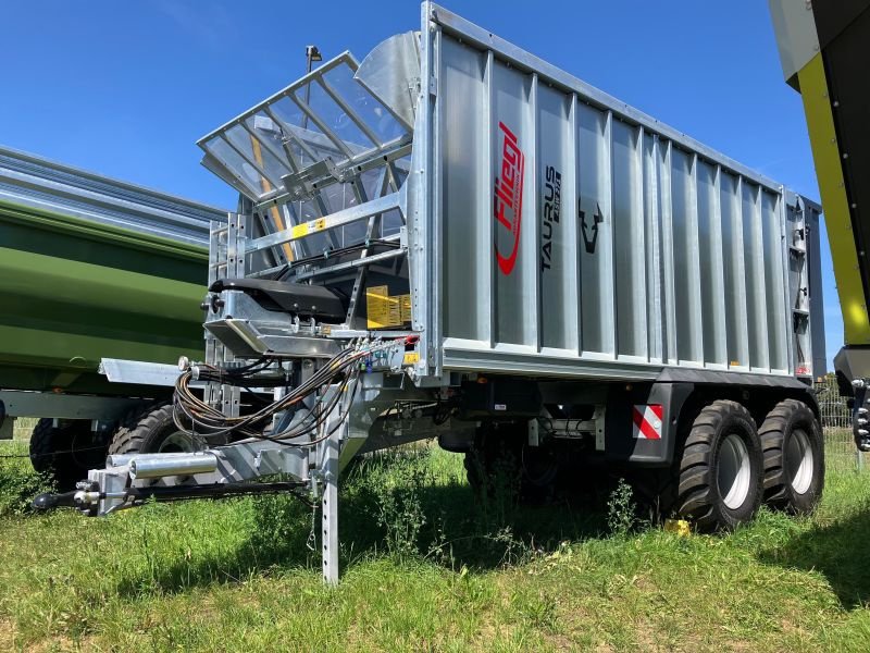 Abschiebewagen des Typs Fliegl GIGANT ASW 271 TAURUS FOX, Neumaschine in Hollfeld (Bild 1)