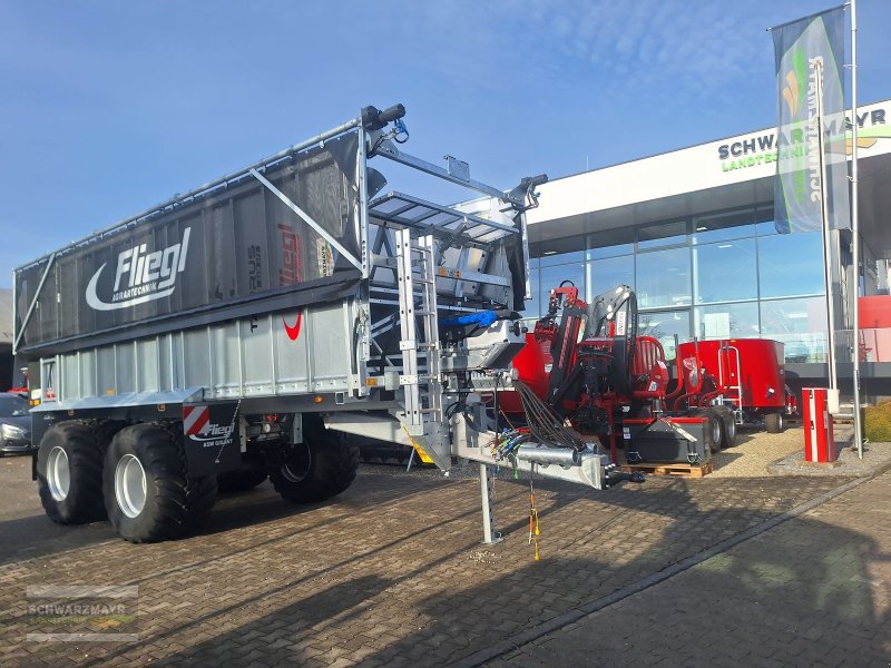 Abschiebewagen van het type Fliegl Taurus FOX 271, Neumaschine in Gampern (Foto 1)