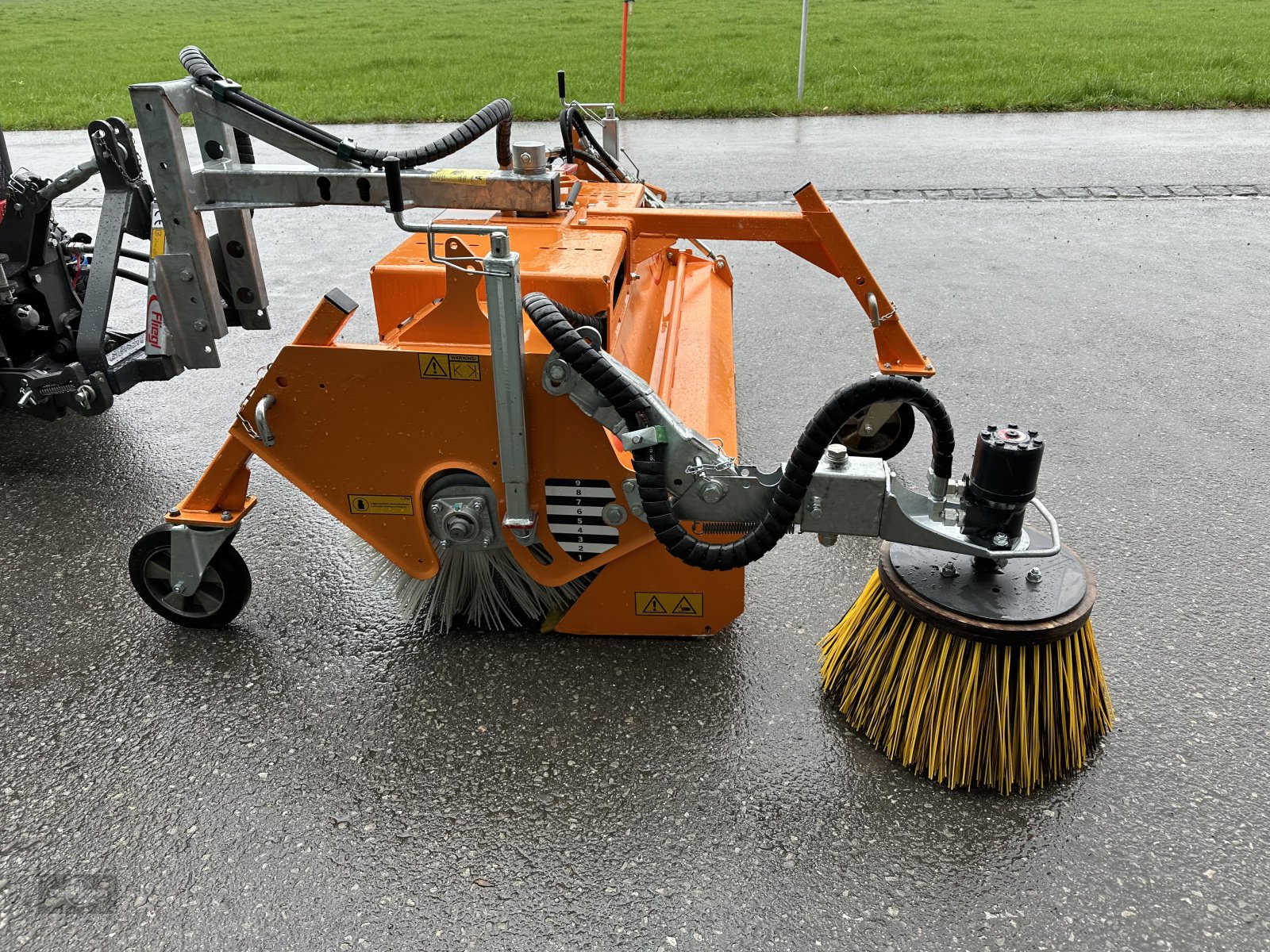 Anbaukehrmaschine van het type Fliegl Kehrmaschine - Kommunal KEHKOM155000, Gebrauchtmaschine in Rankweil (Foto 4)