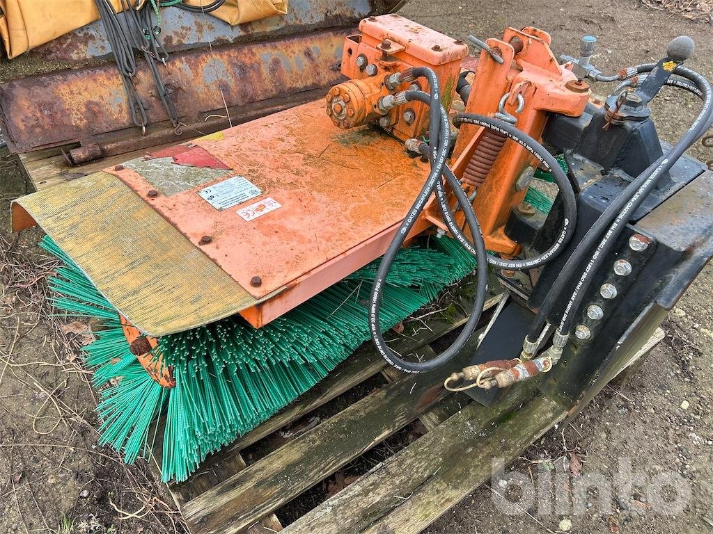 Anbaukehrmaschine Türe ait KIF Frontbessen, Gebrauchtmaschine içinde Düsseldorf (resim 1)