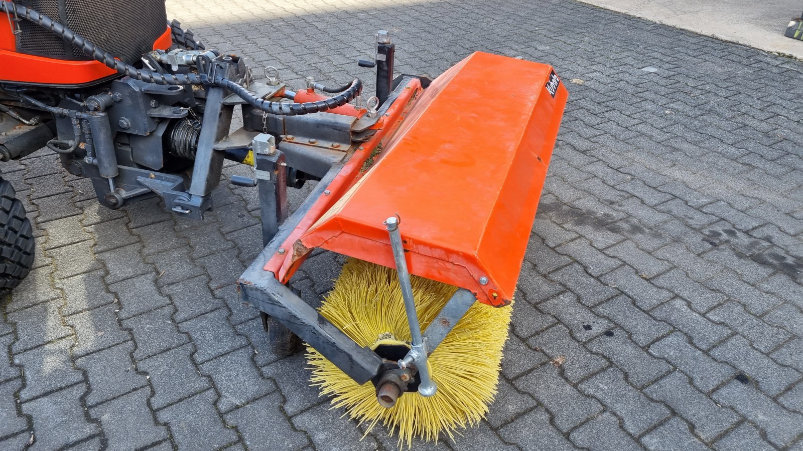 Anbaukehrmaschine van het type Kubota Frontkehrmaschine, Gebrauchtmaschine in Olpe (Foto 1)