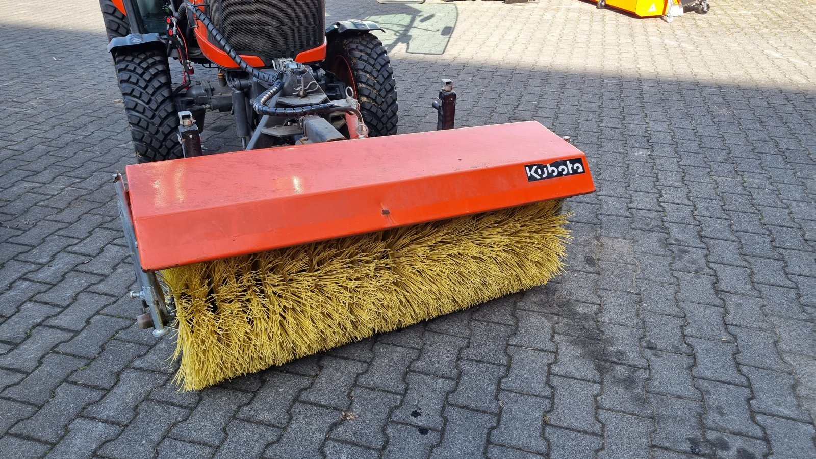 Anbaukehrmaschine van het type Kubota Frontkehrmaschine, Gebrauchtmaschine in Olpe (Foto 4)