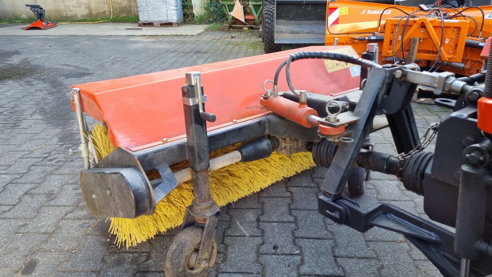 Anbaukehrmaschine van het type Kubota Frontkehrmaschine, Gebrauchtmaschine in Olpe (Foto 5)