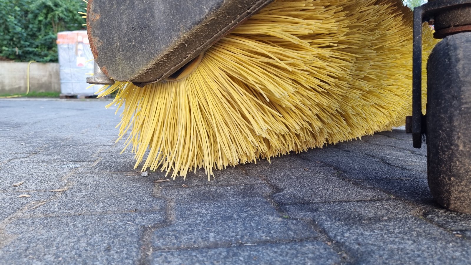 Anbaukehrmaschine van het type Kubota Frontkehrmaschine, Gebrauchtmaschine in Olpe (Foto 7)