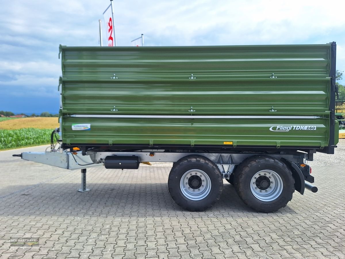 Anhänger van het type Fliegl Tandem Dreiseitenkipper TDK 160 S, Neumaschine in Gampern (Foto 5)