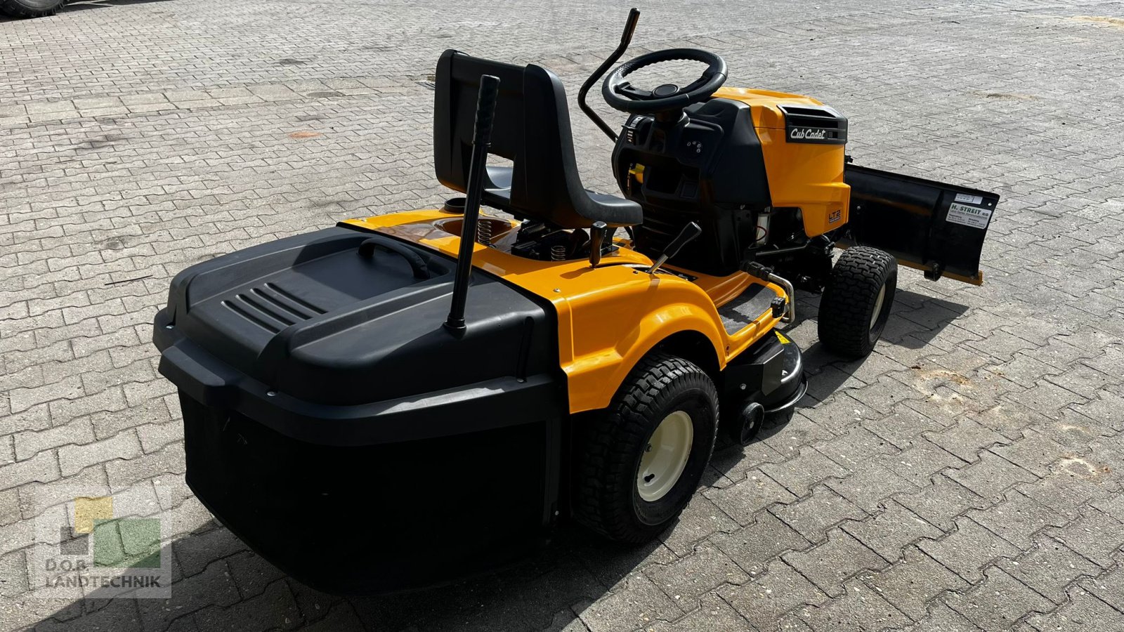 Aufsitzmäher des Typs Cub Cadet LT2 NR92, Gebrauchtmaschine in Regensburg (Bild 12)