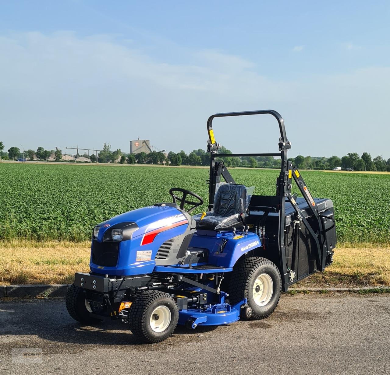 Aufsitzmäher des Typs Iseki SXG 326 B, Neumaschine in Tuntenhausen (Bild 1)