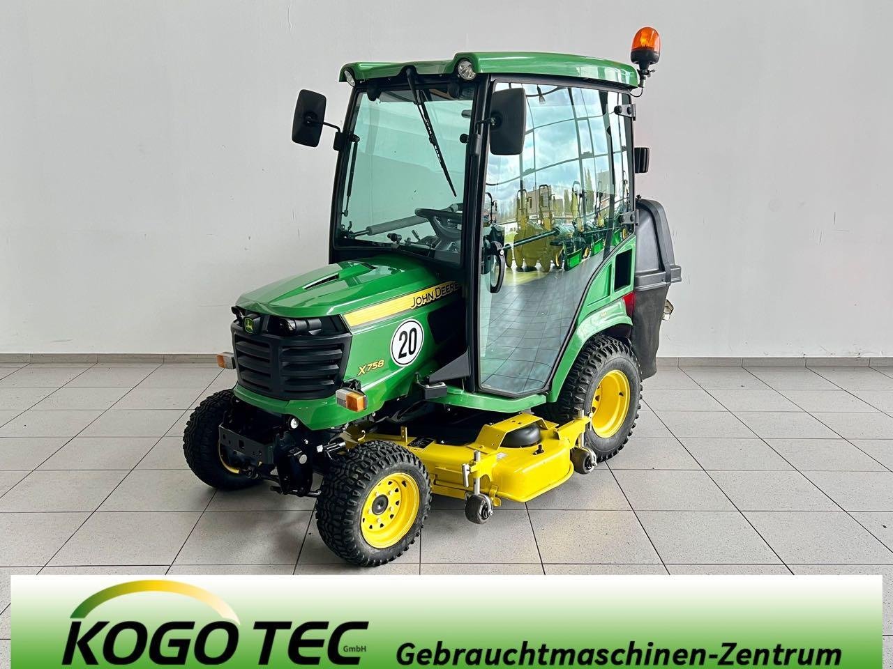 Aufsitzmäher of the type John Deere X758, Gebrauchtmaschine in Neubeckum (Picture 1)