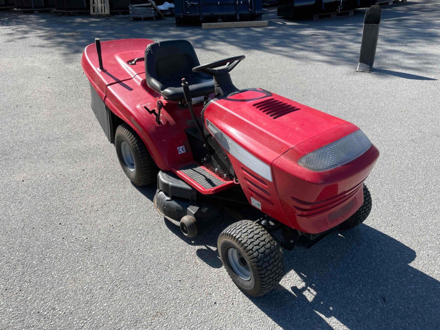 Aufsitzmäher typu Jonsered Tondeuse autoportée ICTH16 Jonsered, Gebrauchtmaschine v LA SOUTERRAINE (Obrázek 1)