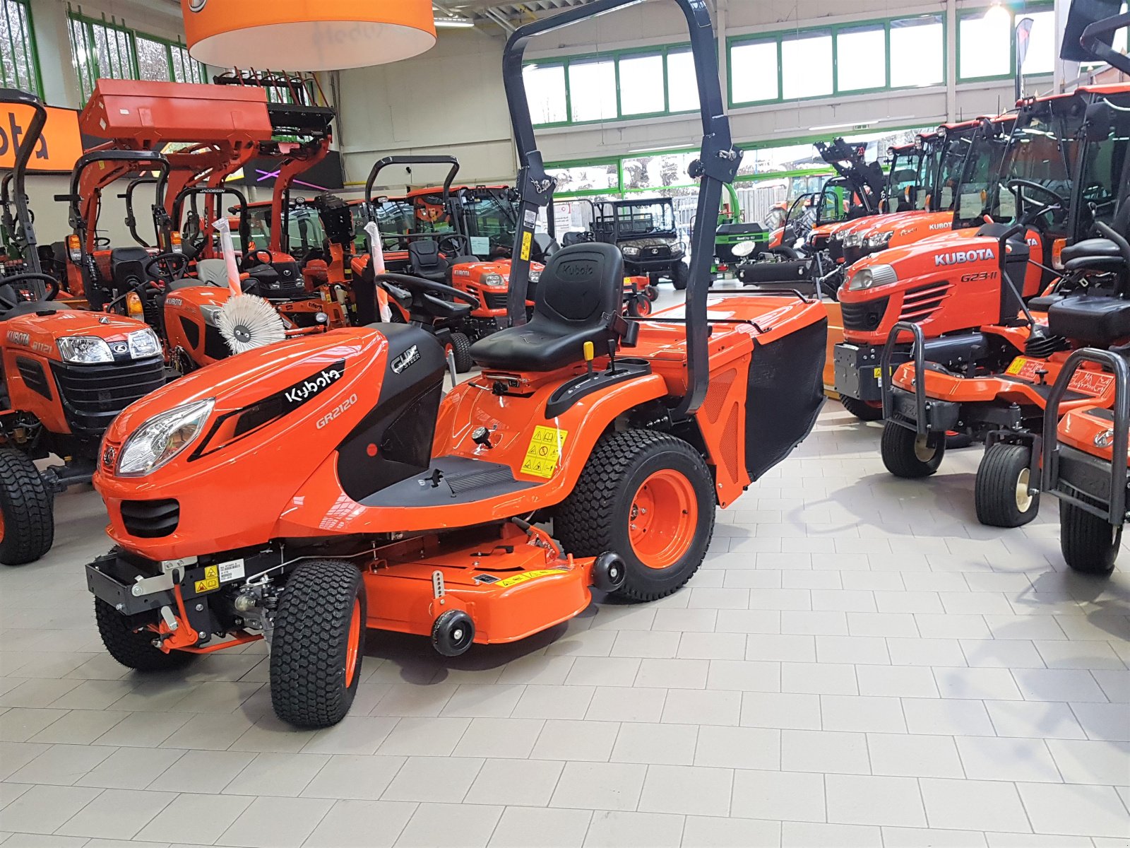 Aufsitzmäher of the type Kubota GR2120 Allrad Ausstellungsmaschine, Neumaschine in Olpe (Picture 3)