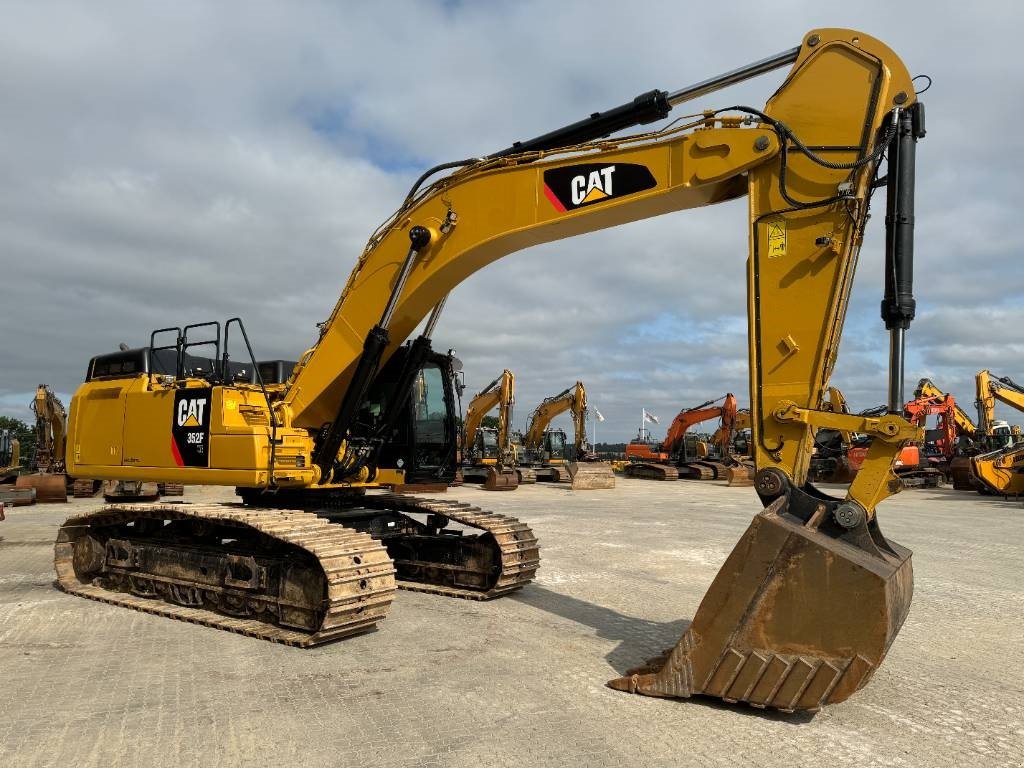 Bagger du type CAT 352 FXE, Gebrauchtmaschine en Vojens (Photo 3)