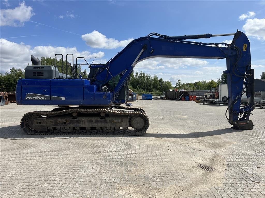 Bagger du type Doosan DX300LC-5, Gebrauchtmaschine en Kalundborg (Photo 2)