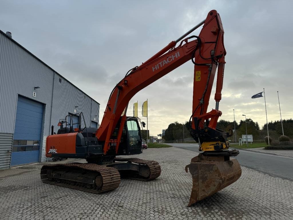 Bagger des Typs Hitachi ZX 250 LC-6, Gebrauchtmaschine in Vojens (Bild 3)