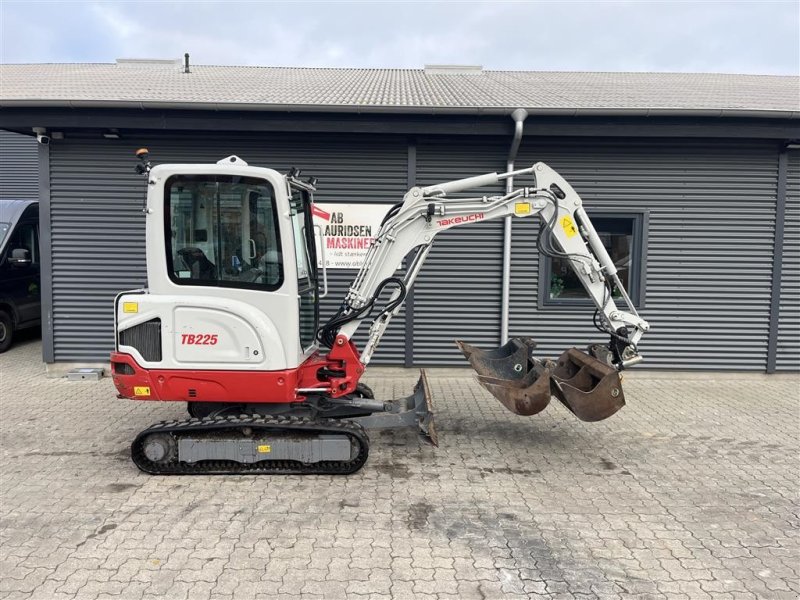 Bagger типа Takeuchi TB 225 Tiltman med hydraulisk s40, Gebrauchtmaschine в Rønnede