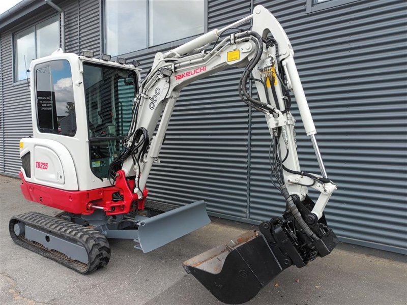 Bagger типа Takeuchi TB 225, Gebrauchtmaschine в Fårevejle (Фотография 1)