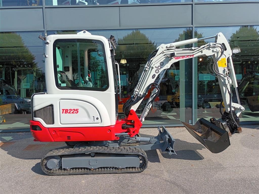 Bagger des Typs Takeuchi TB 225, Gebrauchtmaschine in Fårevejle (Bild 2)