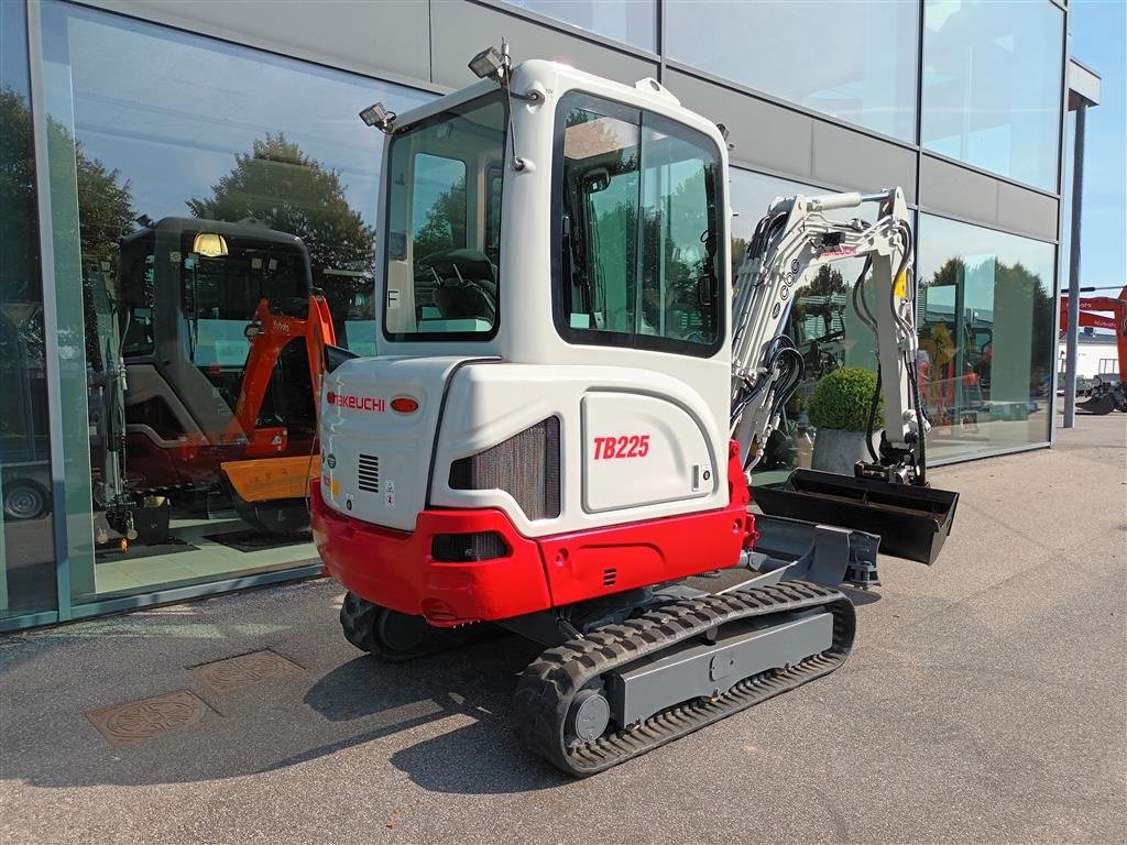 Bagger del tipo Takeuchi TB 225, Gebrauchtmaschine In Fårevejle (Immagine 3)