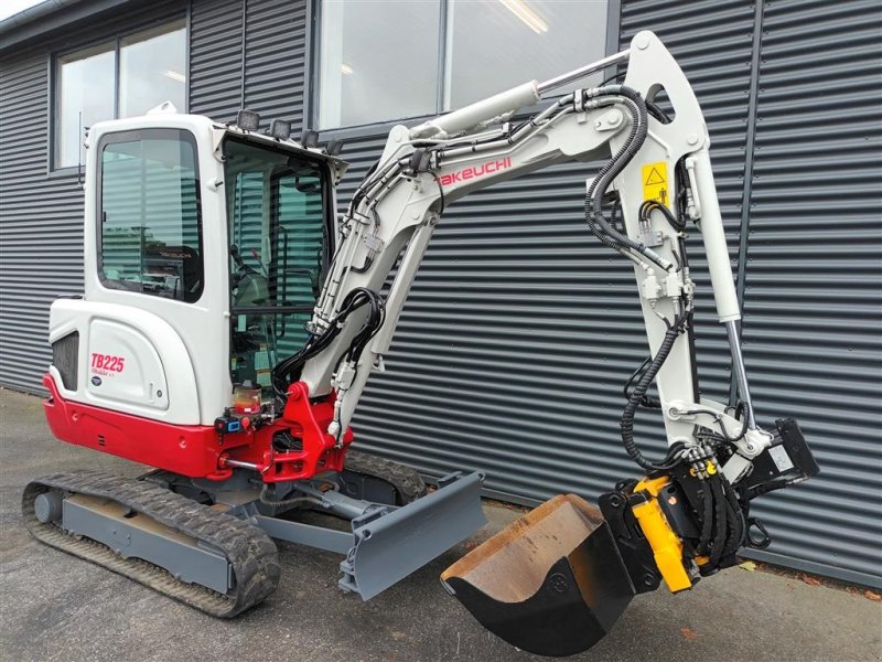 Bagger des Typs Takeuchi TB 225, Gebrauchtmaschine in Fårevejle (Bild 1)