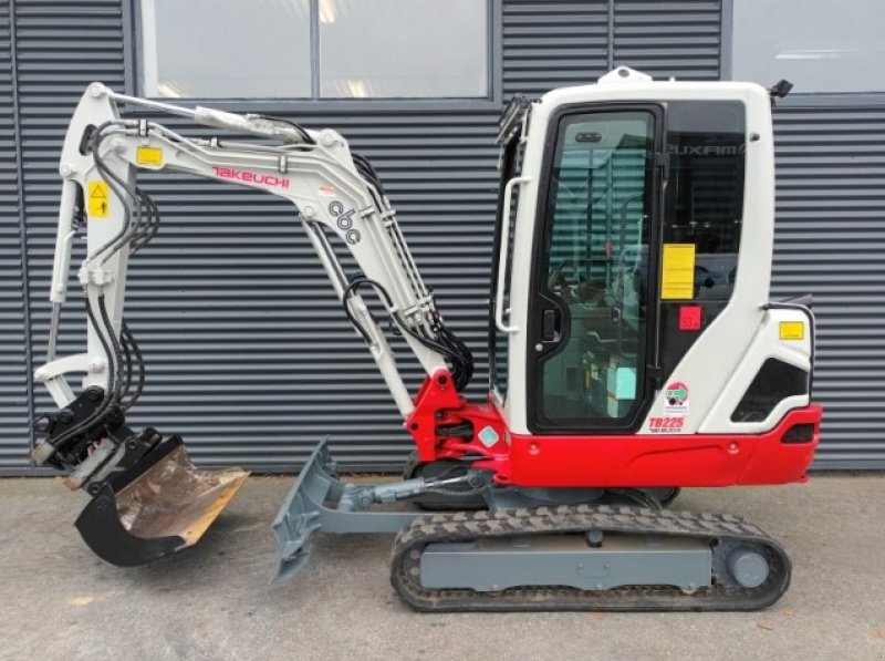 Bagger от тип Takeuchi TB 225, Gebrauchtmaschine в Fårevejle (Снимка 6)