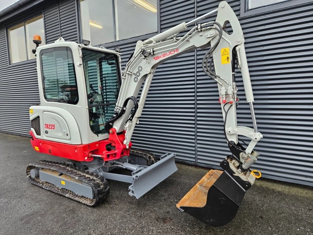 Bagger des Typs Takeuchi TB 225, Gebrauchtmaschine in Fårevejle (Bild 1)