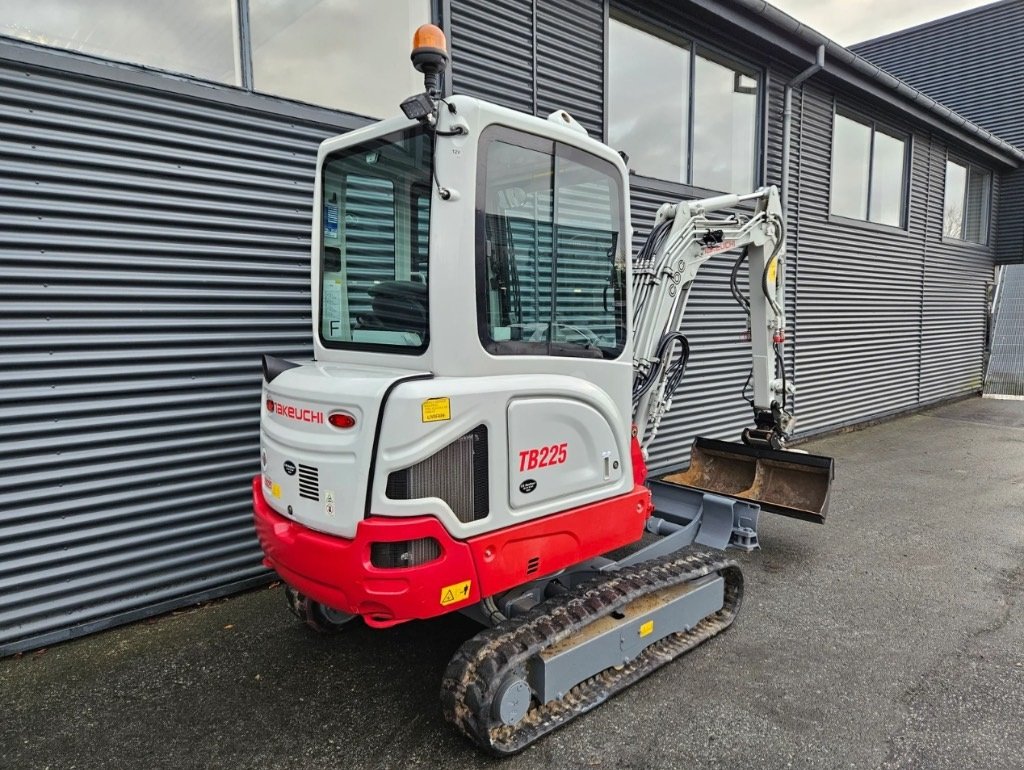 Bagger des Typs Takeuchi TB 225, Gebrauchtmaschine in Fårevejle (Bild 3)