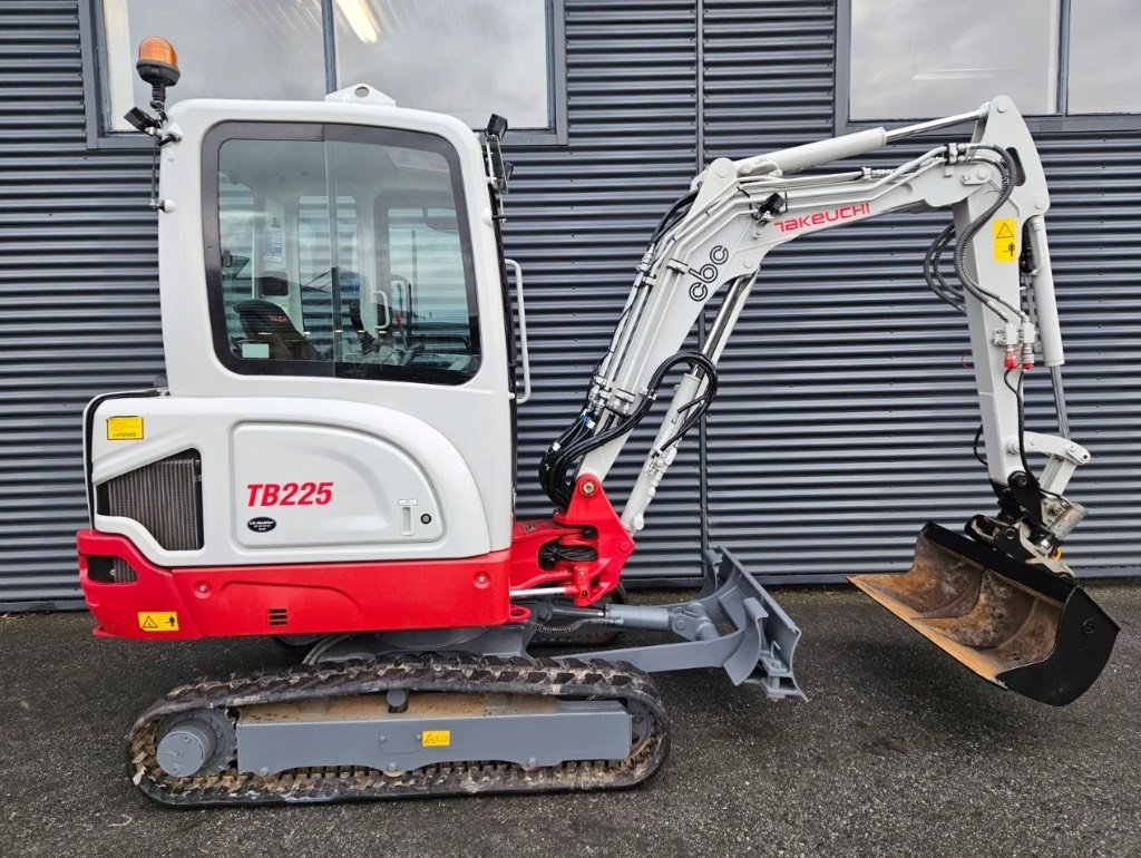 Bagger des Typs Takeuchi TB 225, Gebrauchtmaschine in Fårevejle (Bild 2)