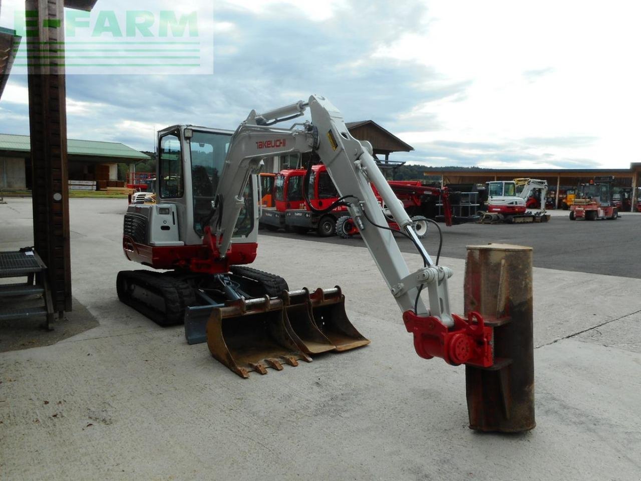 Bagger des Typs Takeuchi tb 235 ( 3.530kg ) mit powerilt u. 4 löffel, Gebrauchtmaschine in ST. NIKOLAI/DR. (Bild 5)