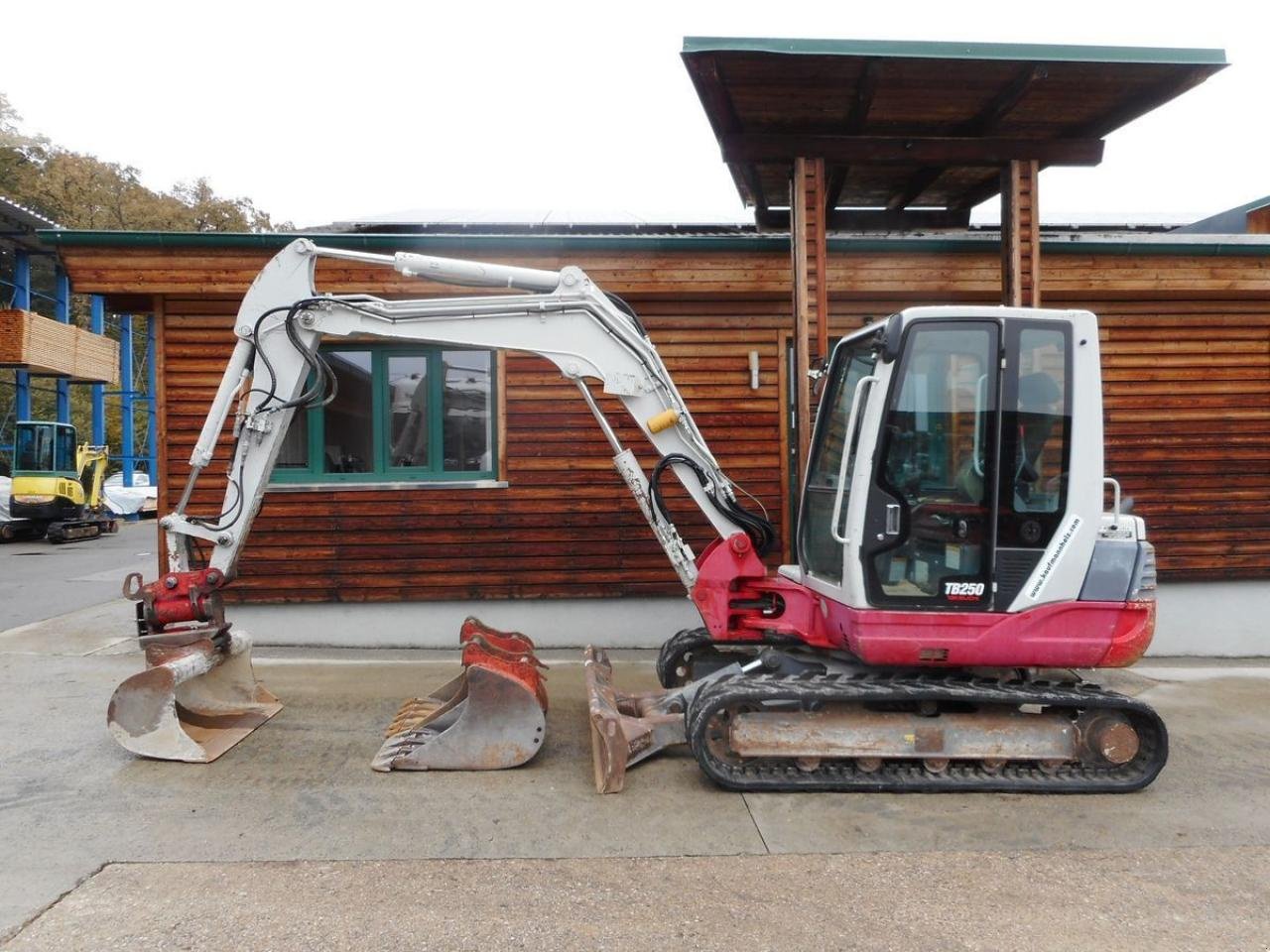 Bagger del tipo Takeuchi tb 250 ( 4.965kg ) powertilt + hydr. sw + 3 löff, Gebrauchtmaschine en ST. NIKOLAI/DR. (Imagen 1)