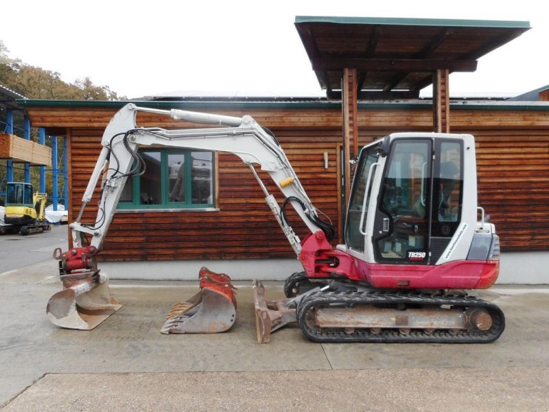 Bagger des Typs Takeuchi tb 250 ( 4.965kg ) powertilt + hydr. sw + 3 löff, Gebrauchtmaschine in ST. NIKOLAI/DR.