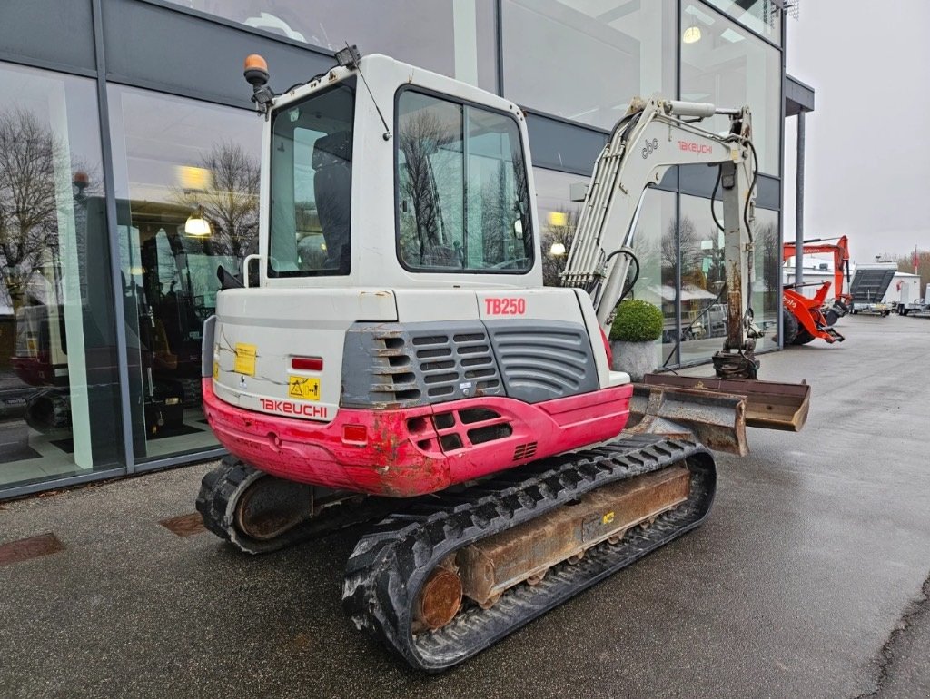 Bagger du type Takeuchi TB 250, Gebrauchtmaschine en Fårevejle (Photo 3)