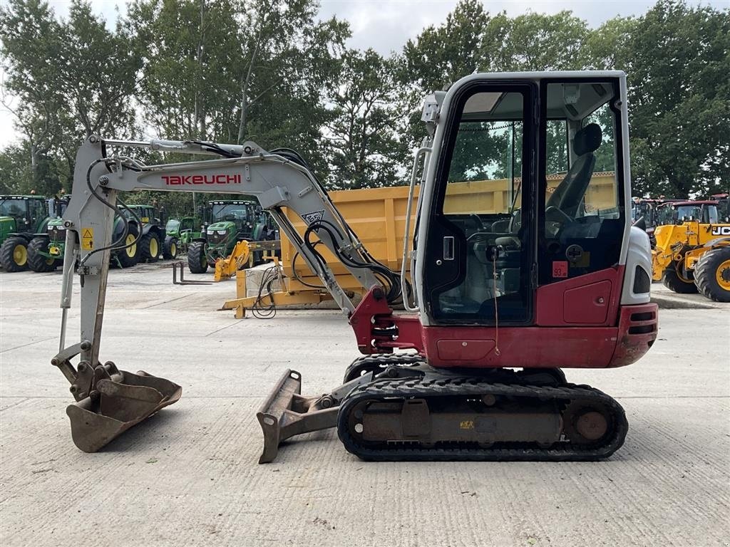 Bagger Türe ait Takeuchi TB230 Kun 1330 timer. To skovle. Ring til Ulrik på 40255544. Jeg snakker Jysk, tysk og engelsk., Gebrauchtmaschine içinde Kolding (resim 6)