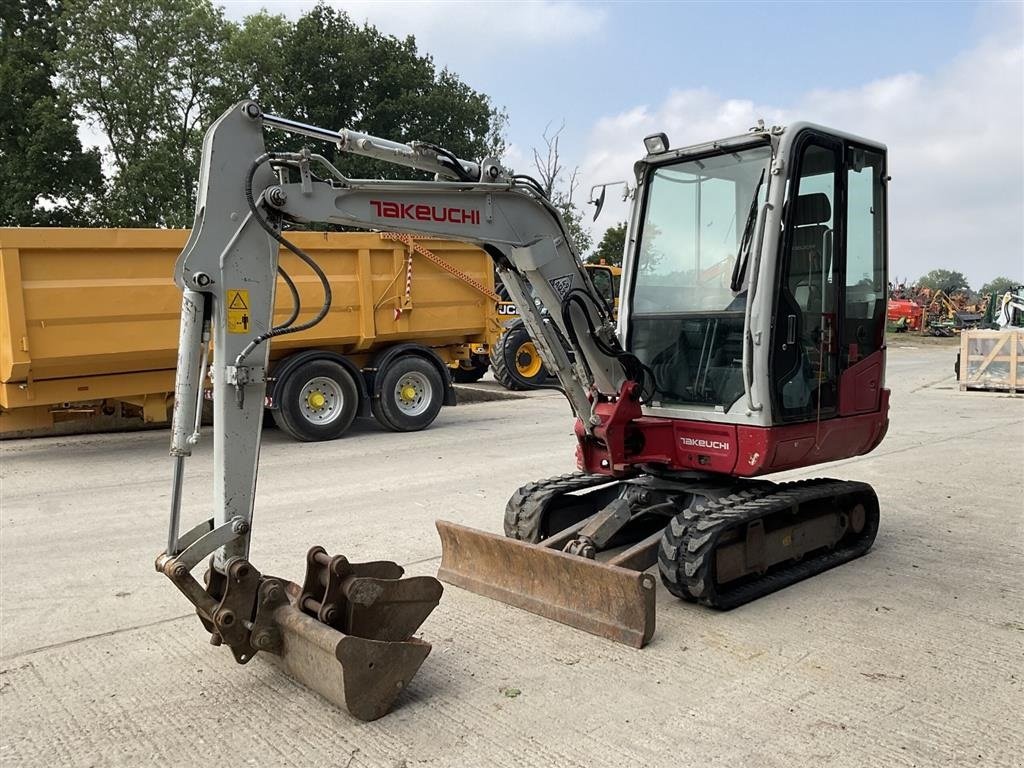 Bagger Türe ait Takeuchi TB230 Kun 1330 timer. To skovle. Ring til Ulrik på 40255544. Jeg snakker Jysk, tysk og engelsk., Gebrauchtmaschine içinde Kolding (resim 1)