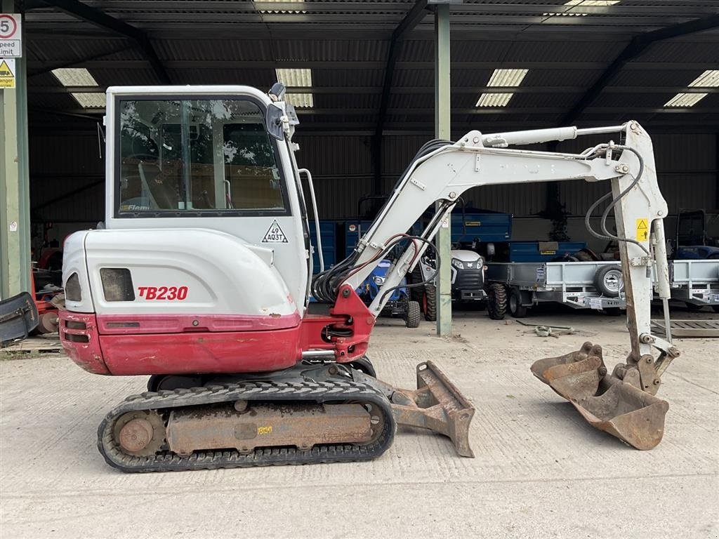 Bagger a típus Takeuchi TB230 Kun 1330 timer. To skovle. Ring til Ulrik på 40255544. Jeg snakker Jysk, tysk og engelsk., Gebrauchtmaschine ekkor: Kolding (Kép 3)